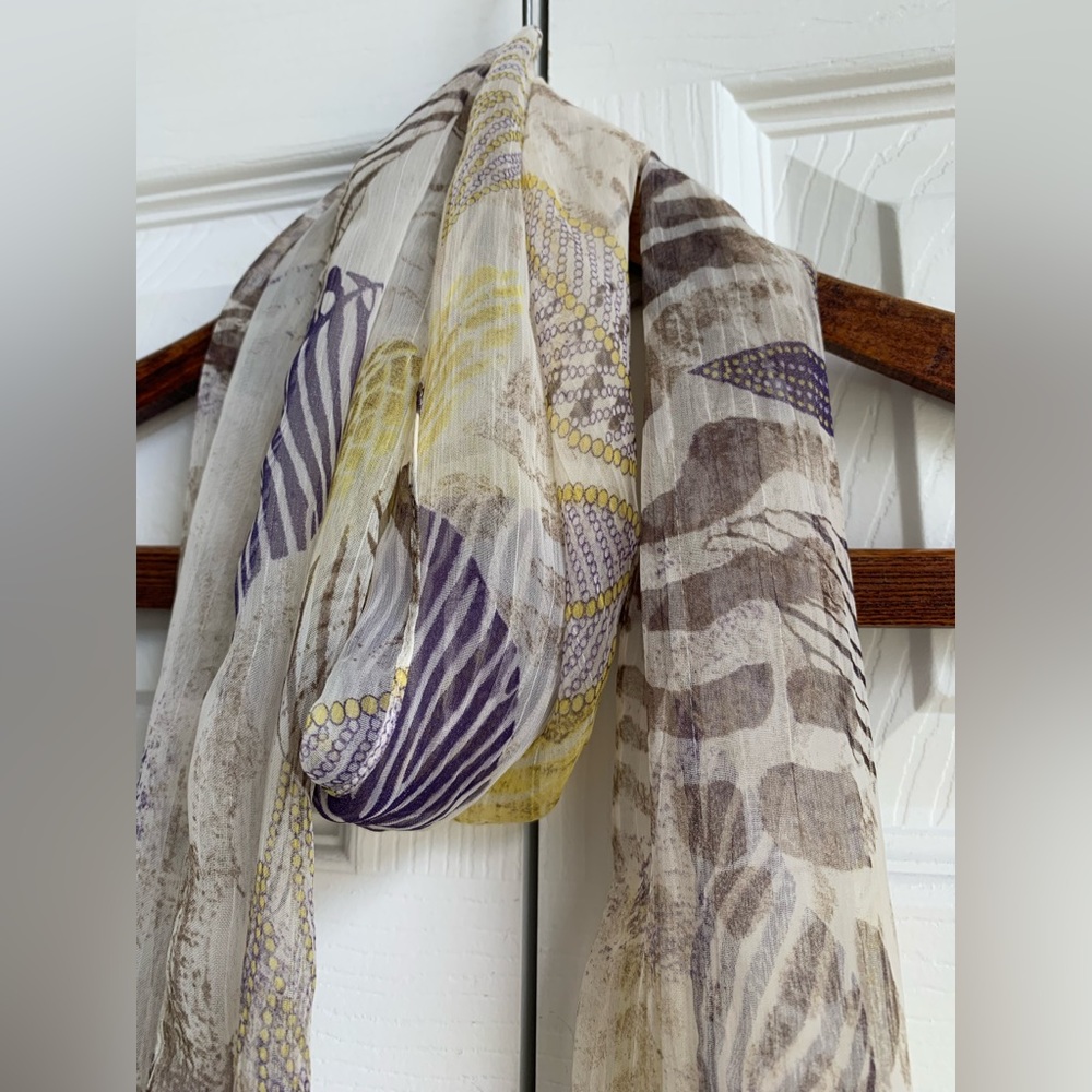 Gorgeous Larioseta como Made in Italy Printed Scarf